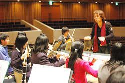「春の音楽祭」出演の指揮者・宮本文昭さん 軽井沢ジュニアオーケストラを指導
