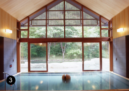 檜と十和田石の内湯は大きな窓が開放的。
