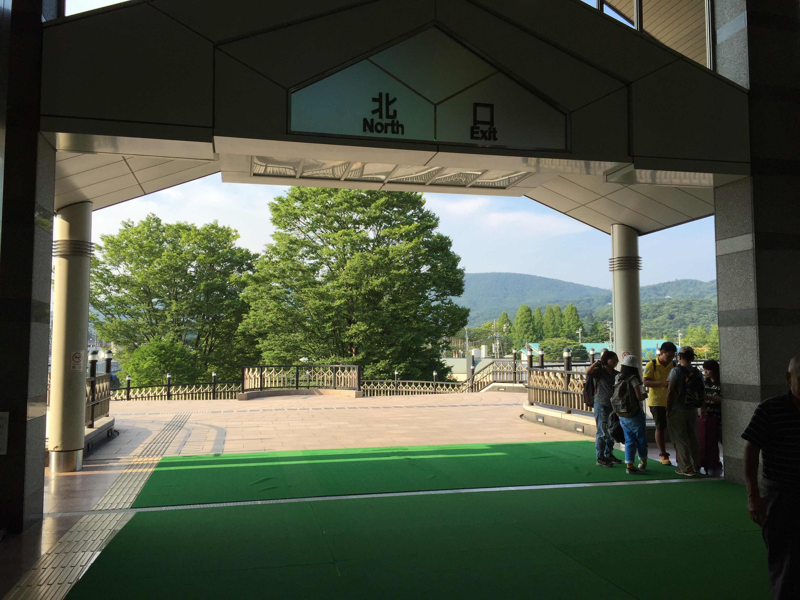 南北入口にガラス扉設置へ