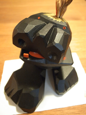 伝説の大男イメージした民芸玩具