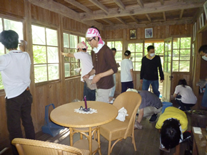 歴史的な別荘をボランティアで清掃