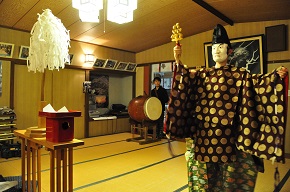 伝統の舞いを後世に秋の祭典に向け御神楽稽古