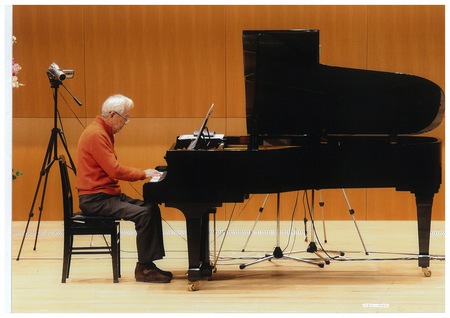 10-村岡さんとピアノ.jpg