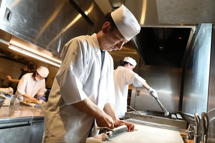 うなぎの職人が備長炭で炭火焼き