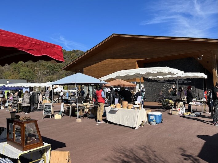 新そばや味覚鍋の無料ふるまい「秋の大収穫祭」、発地市庭で